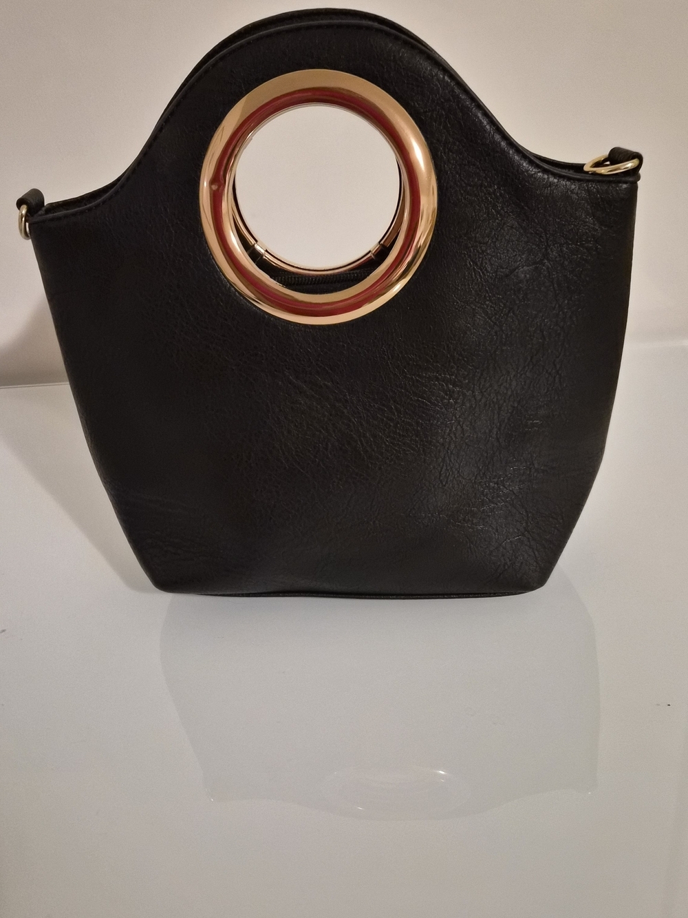 Elegant Black Shoulder Bag with Gold Ring Detail - Picture 3 of 8